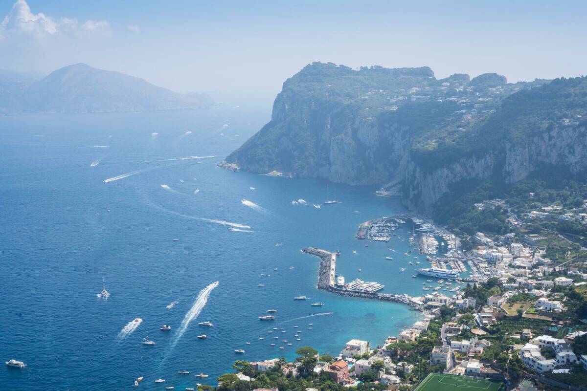 There are more than 400 islands off Iraly’s coast, including the famous Island of Capri.